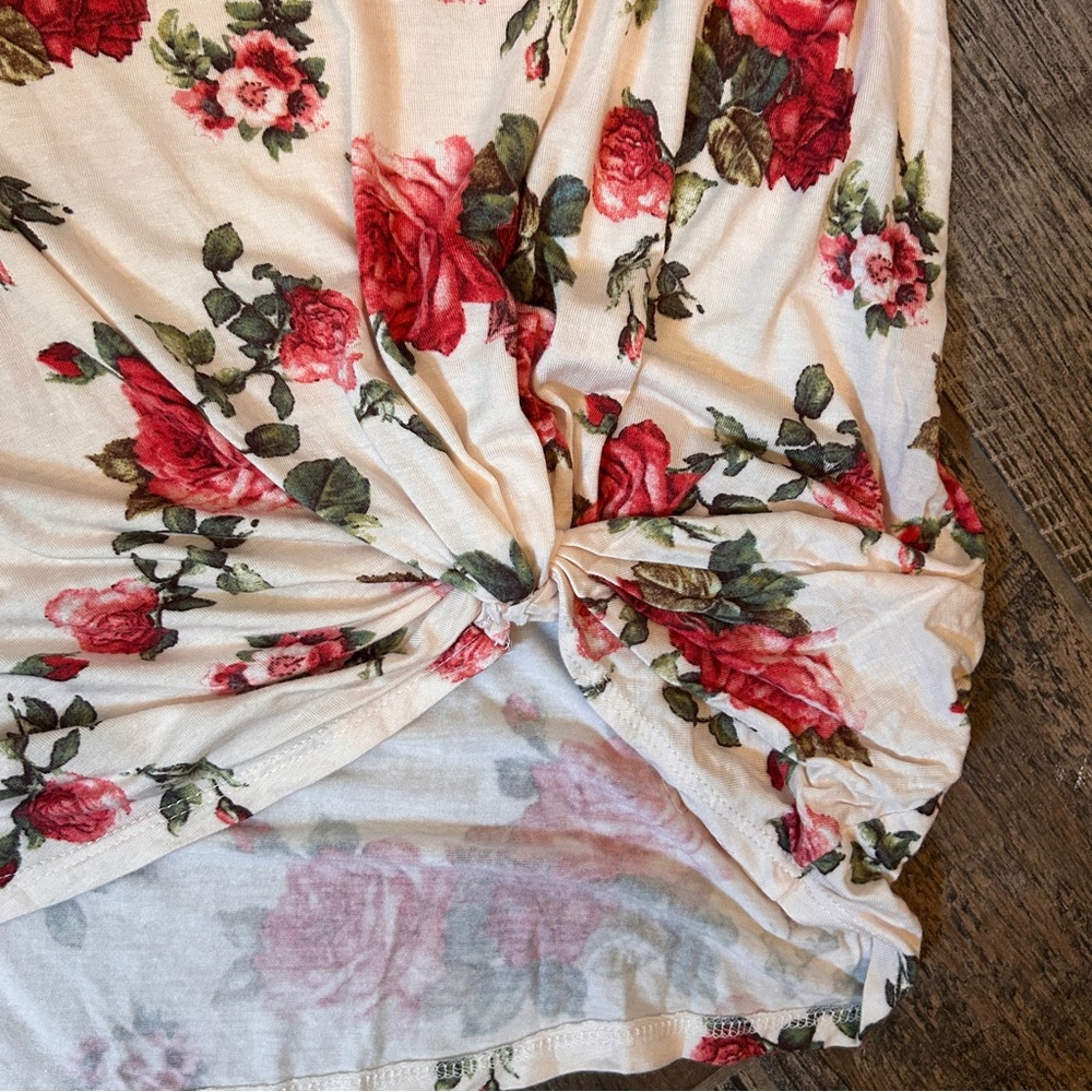 🌹Chris & Carol🌹 Red and Cream Rose Floral Short Sleeve Tunic Top - Picture 4 of 7